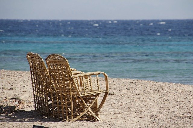 sedací nábytek na pláži