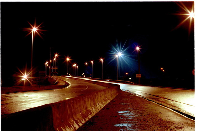 osvětlená silnice v noci