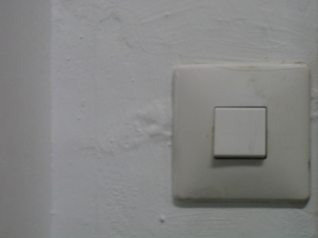 zapínač bílý čtvercový v chodbě