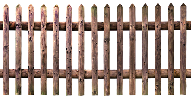 menší dřevěný plot